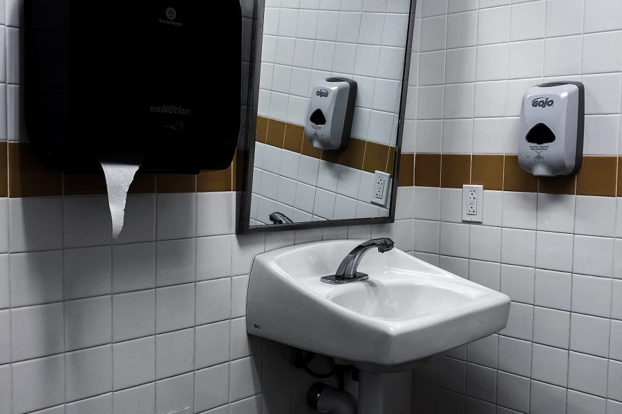 Restaurant-Toiletten-Waschbecken mit Spiegel, Seifenspender und Stoffhandtuchspender