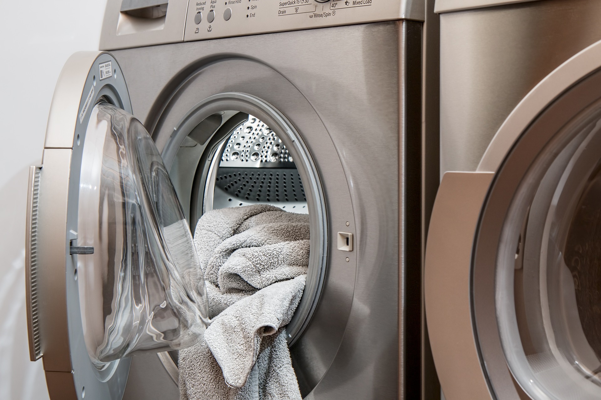 Wäsche in offener Waschmaschine