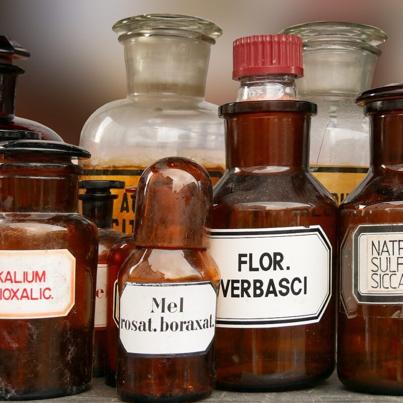 Verschiedene Braunglas-Behälter mit Etiketten verschiedener chemischer Stoffe