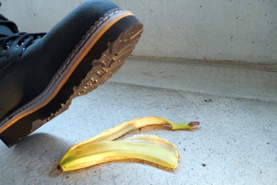 Schuh, du kurz davor ist auf eine Bananenschale zu treten